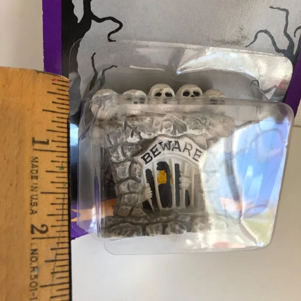 New Vtg Halloween Scene Haunted Haven Skeleton Heads Graveyard House‎